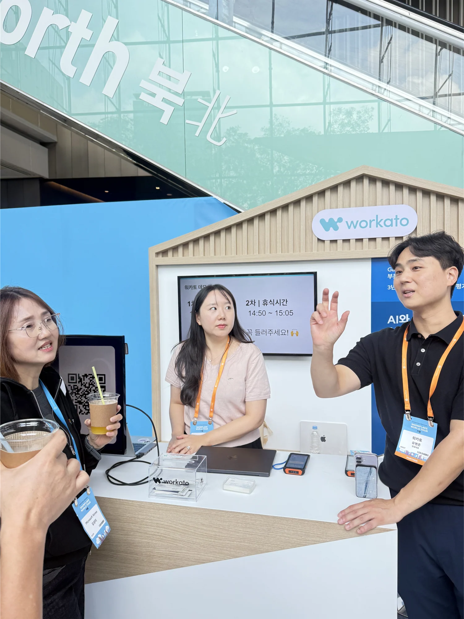 Snowflake World Tour Workato 부스에서 이야기를 나누는 참가자들