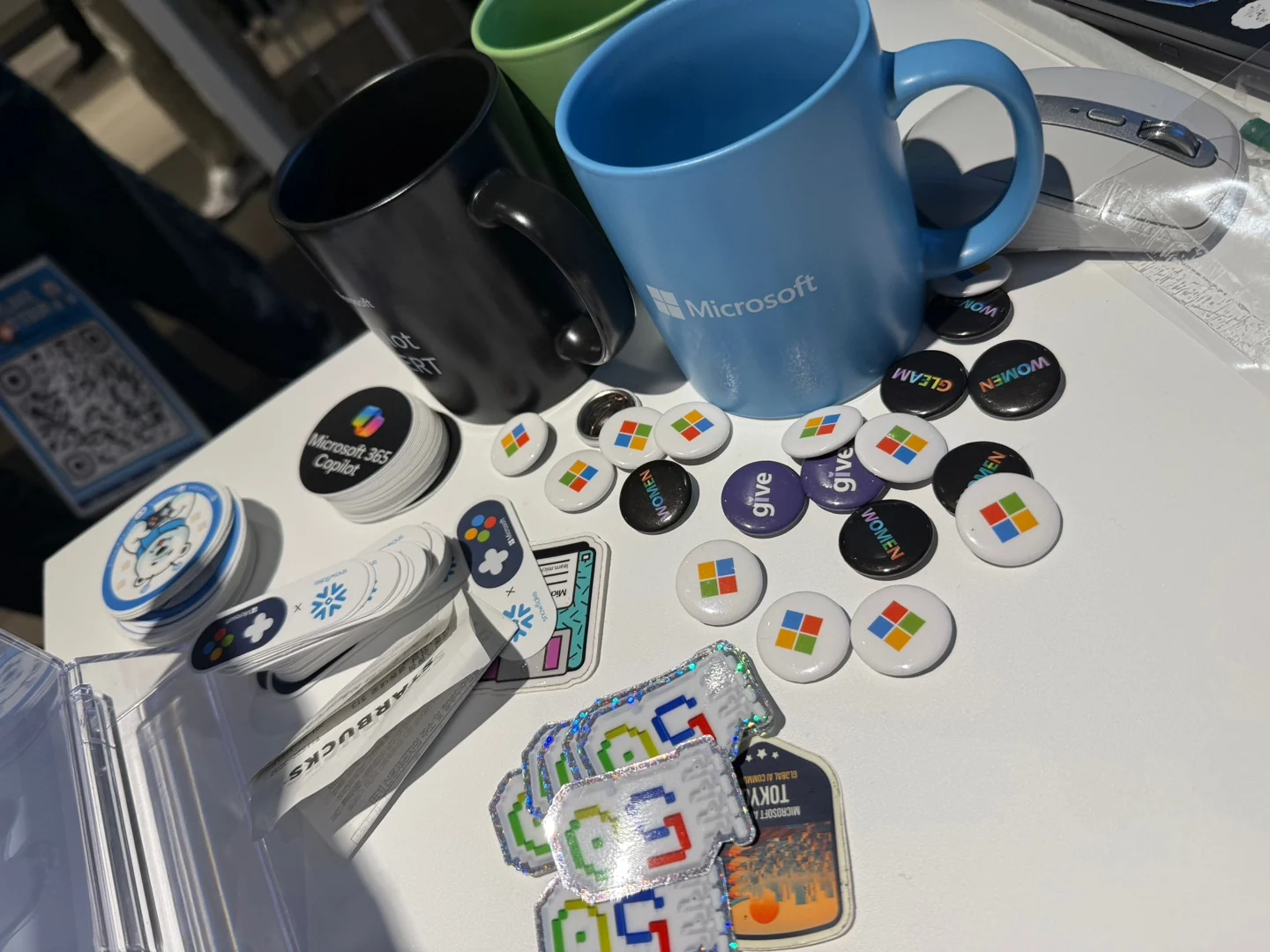 Microsoft 머그와 AI놀이터 배지 및 현장 굿즈