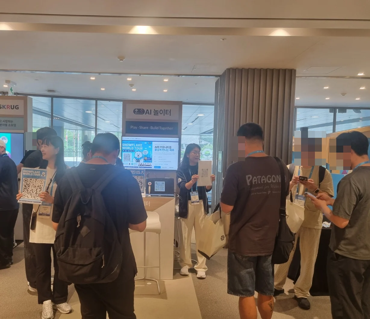 AI놀이터 부스 안내를 듣는 Snowflake World Tour 참가자들